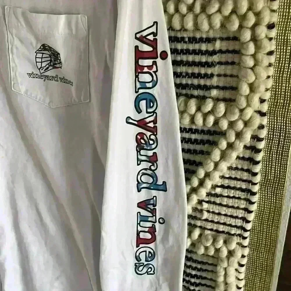 Vineyard vines LAX - Picture 3 of 6